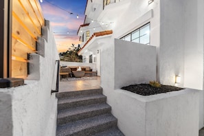 Property grounds - Steps to Mission Bay | Firepit, AC ,Free Parking and Views of Bay (San Diego)