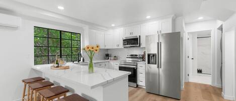 雪櫃、微波爐、焗爐、爐具