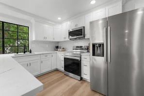 Geladeira, micro-ondas, fogão, cooktop