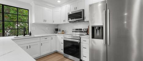 Jääkaappi, mikroaaltouuni, uuni, liesi