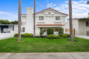 Exterior - One Block to Mission Bay | Firepit, AC & Putting Green (San Diego)