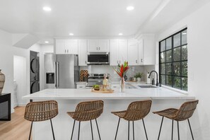 Fridge, microwave, oven, stovetop - One Block to Mission Bay | Firepit, AC & Putting Green (San Diego)