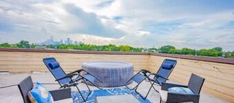 Resort Vibe • HotTub • Stunning Downtown Skyline View near med center
