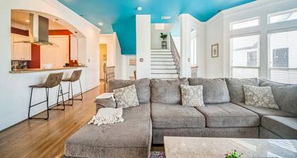 Resort Vibe • HotTub • Stunning Downtown Skyline View near med center