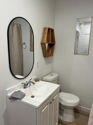 Haartrockner, Handtücher, Seife, Toilettenpapier