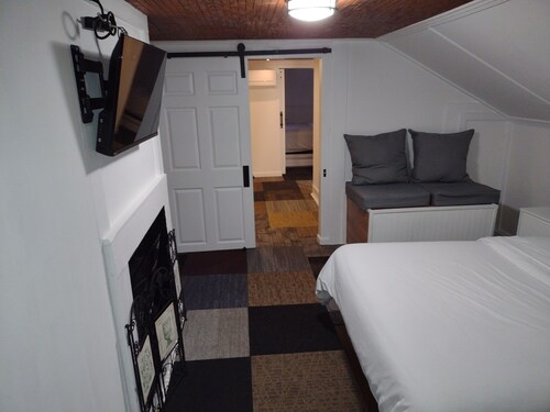 Charming 2-bedroom house in serene Elberton with WiFi, AC