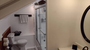 Toalhas de banho, sabonete, papel higiênico