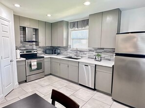 Réfrigérateur, micro-ondes, four, plaque de cuisson