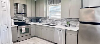 12 Guest Home 3 minutes from SeaWorld  close to Lackland AFB, and Six Flags

