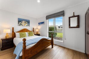 3 bedrooms, desk, iron/ironing board, free WiFi - Sea Breeze—Spacious Family Escape near Surf Beach (Middleton)