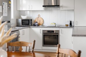 Fridge, microwave, oven, stovetop - Sea Breeze—Spacious Family Escape near Surf Beach (Middleton)