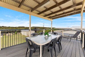 Outdoor dining - Sea Breeze—Spacious Family Escape near Surf Beach (Middleton)