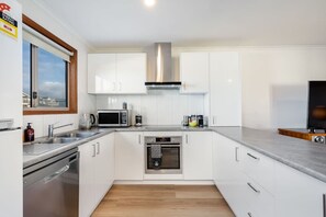 雪櫃、微波爐、焗爐、爐具