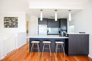 Een koelkast, een microgolfoven, een oven, een kookplaat