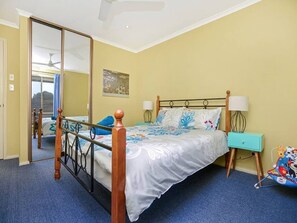 3 bedrooms, iron/ironing board, WiFi, bed sheets