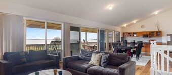 Hindmarsh Hideaway-—Waterfront Pet-friendly Living