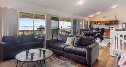 Hindmarsh Hideaway-—Waterfront Pet-friendly Living