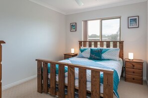 3 bedrooms, desk, iron/ironing board, WiFi