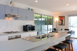 雪櫃、微波爐、焗爐、爐具