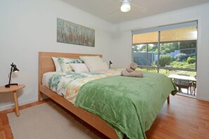 3 bedrooms, iron/ironing board, WiFi, bed sheets - Oceans 5—Serene Sanctuary, Walk to Beach & Cafés (Middleton)