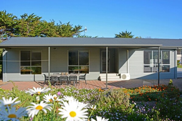 Exterior - Oceans 5—Serene Sanctuary, Walk to Beach & Cafés (Middleton)