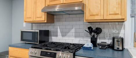 Refrigerador, microondas, horno y parrilla de estufa