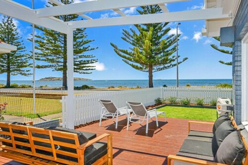 Saltys—Oceanfront Retreat near Dining & Bay Walks