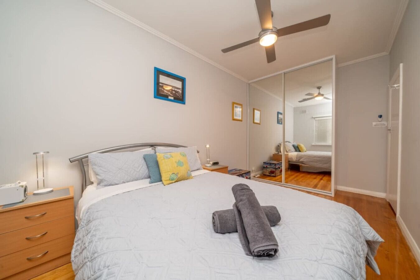 2 makuuhuonetta, työpöytä, silitysrauta/-lauta, ilmainen Wi-Fi