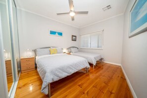 2 bedrooms, desk, iron/ironing board, free WiFi - Brighton Beachfront Sanctuary - Retro Coastal Charm (Brighton)