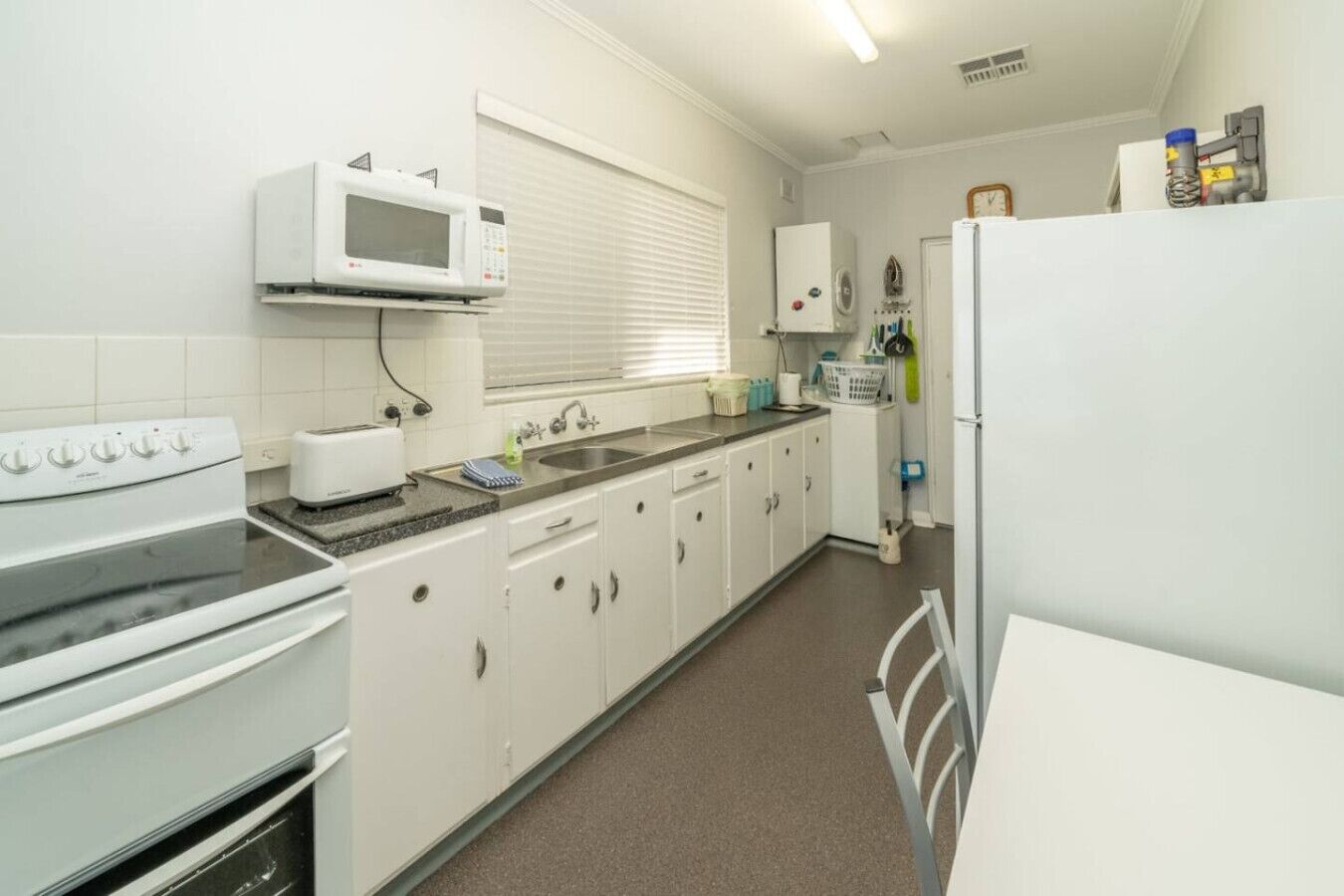 Frigorifero, microonde, forno, piano cottura