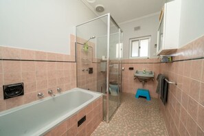 Hair dryer, towels - Brighton Beachfront Sanctuary - Retro Coastal Charm (Brighton)