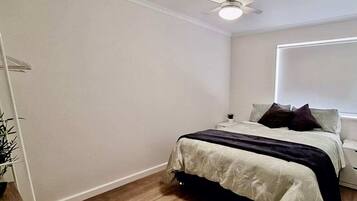 2 bedrooms, desk, iron/ironing board, WiFi
