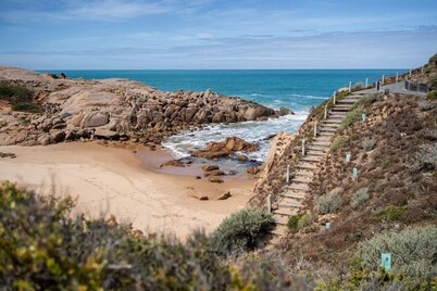 South Seas 5—Absolute Beachfront Escape near Cafés