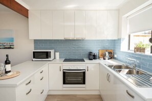 雪櫃、微波爐、焗爐、爐具