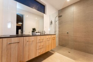 Hair dryer, towels - Ocean At Seaford—Panoramic Beachfront + Backyard (Seaford)