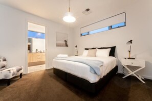 4 bedrooms, desk, iron/ironing board, free WiFi