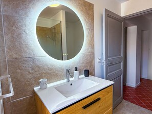 Dusche, Haartrockner, Seife, Toilettenpapier