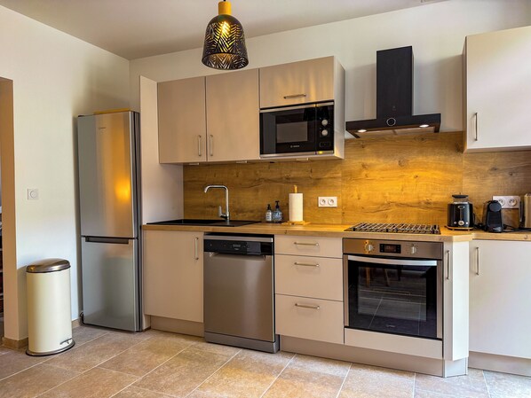 Kühlschrank, Mikrowelle, Ofen, Herdplatte