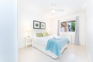 3 bedrooms, iron/ironing board, free WiFi, bed sheets - Chiton On The Rocks—A Breezy Beachfront Escape (Hayborough)