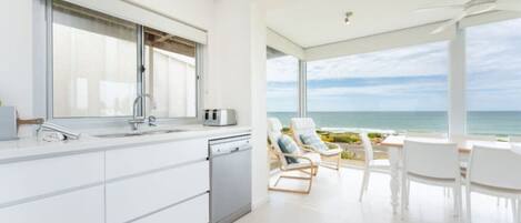 Frigorífico, microondas, horno y placa de cocina