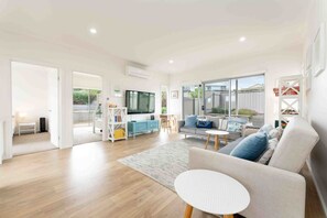 Smart TV, books - Boomer Beach Retreat- 3 BRM - Family Friendly (Port Elliot)