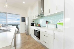 Fridge, microwave, oven, stovetop - Boomer Beach Retreat- 3 BRM - Family Friendly (Port Elliot)