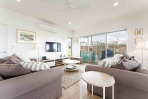 Smart TV, books - Boomer Beach Retreat- 3 BRM - Family Friendly (Port Elliot)