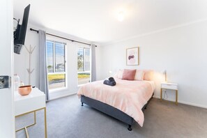 4 bedrooms, desk, iron/ironing board, WiFi - The Sandpiper- Fire place, Pet and Family Friendly (Goolwa Beach)