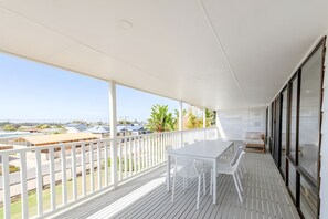 Outdoor dining - The Gooldives—Sun, Sea & Space for Everyone (Goolwa Beach)