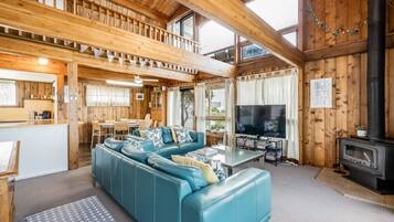 TV, fireplace, ping pong