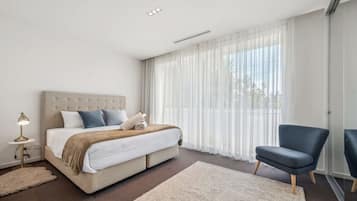 3 bedrooms, desk, iron/ironing board, free WiFi