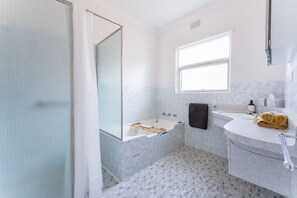 Hair dryer, towels - Joffs Beach House—Coastal Ease near Main Street (Victor Harbor)