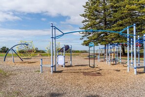 Children’s area - Joffs Beach House, fire pit,central location (Victor Harbor)