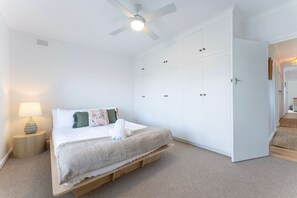 3 bedrooms, desk, iron/ironing board, WiFi